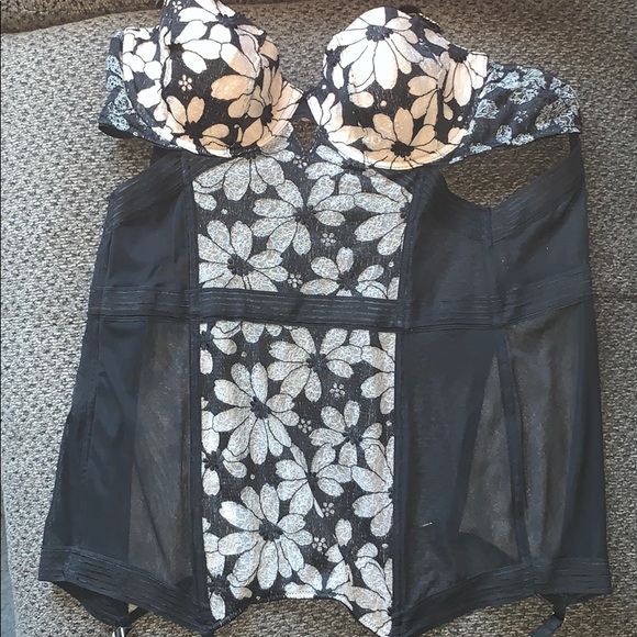 Vs Merry Widow corset - Picture 2 of 8